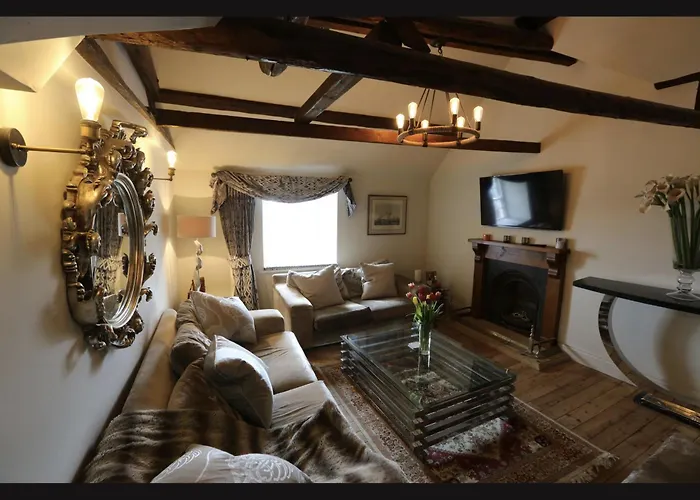 Duke Of Monmouth Penthouse Luxury Apartment, Lyme Regis, 3 Bedroom, Hot Tub, Garden, Dog Friendly