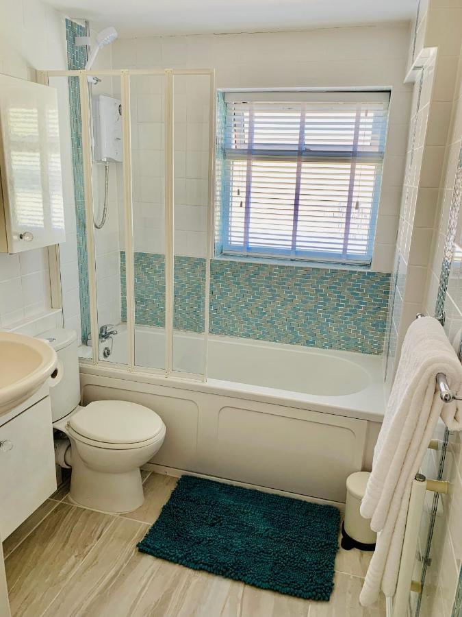 Riverside Retreat: Cozy 2-bedroom With Sundeck Apartment