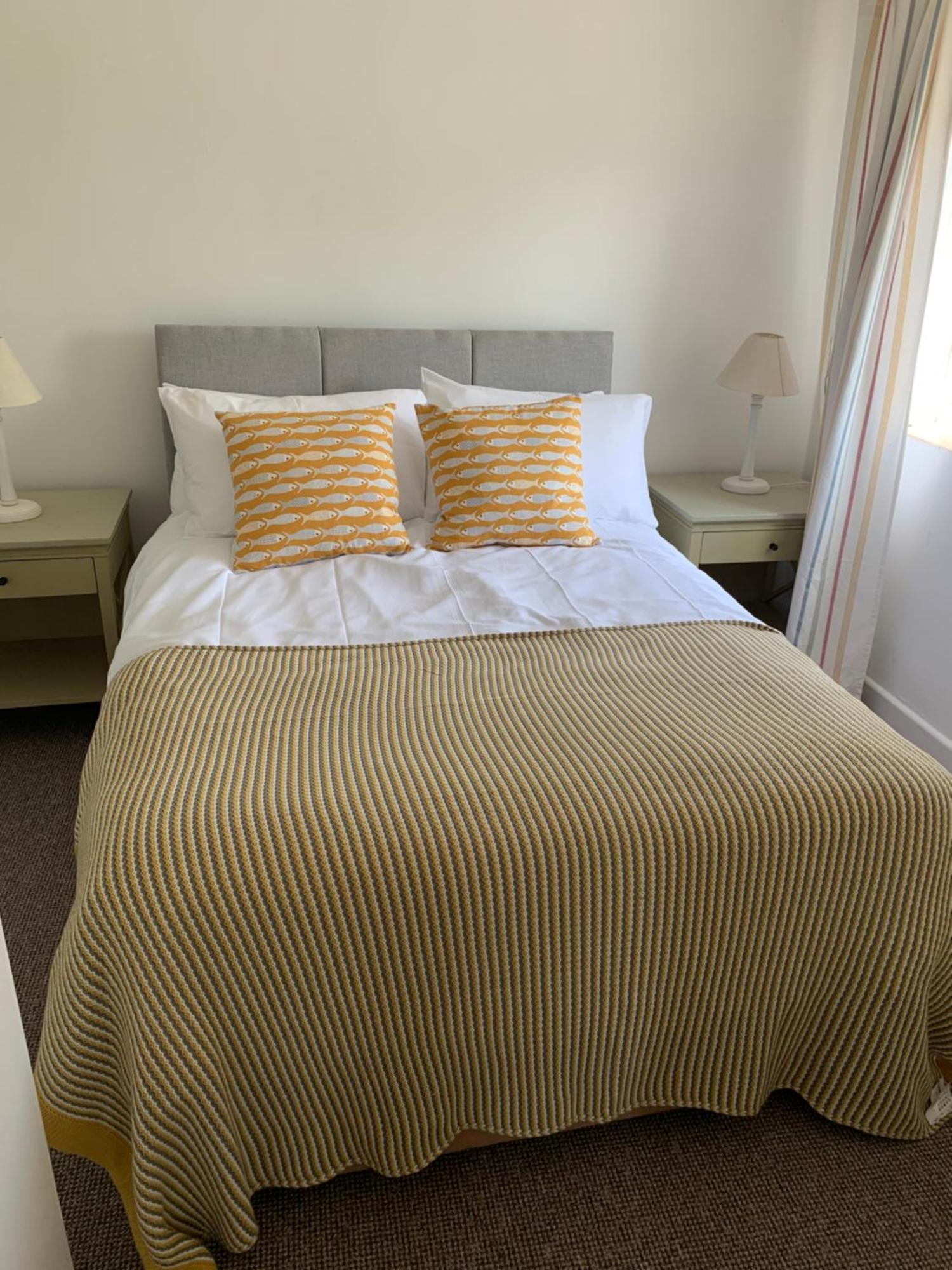 Apartment Riverside Retreat: Cozy 2-bedroom With Sundeck Lyme Regis