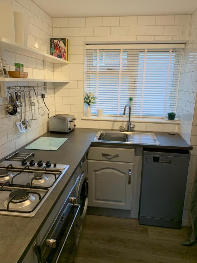 Riverside Retreat: Cozy 2-bedroom With Sundeck * Lyme Regis