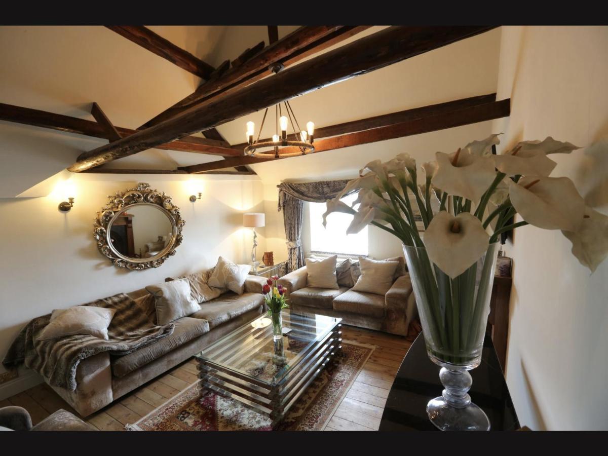 Duke Of Monmouth Penthouse Luxury Apartment, Lyme Regis, 3 Bedroom, Hot Tub, Garden, Dog Friendly Apartment *