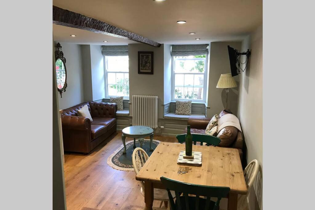 Monmouth House Lyme Regis, Up To 16 Guests, Dog Friendly, Garden, Hot Tub Holiday home *