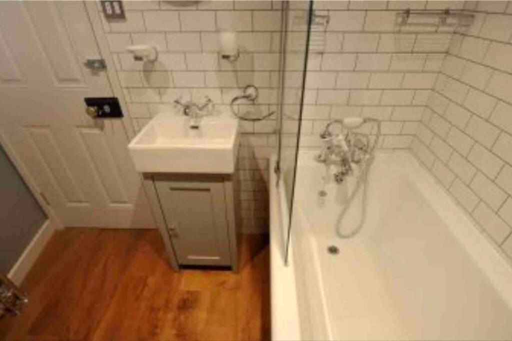 Monmouth House Lyme Regis, Up To 16 Guests, Dog Friendly, Garden, Hot Tub Holiday home *