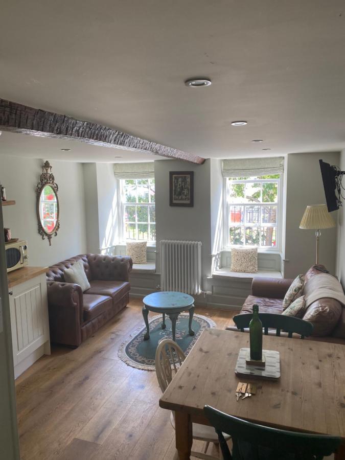 Monmouth House Lyme Regis, Up To 16 Guests, Dog Friendly, Garden, Hot Tub Holiday home