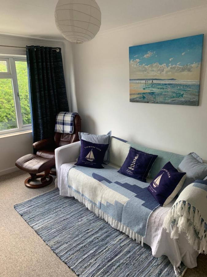 Apartment Riverside Retreat: Cozy 2-bedroom With Sundeck *