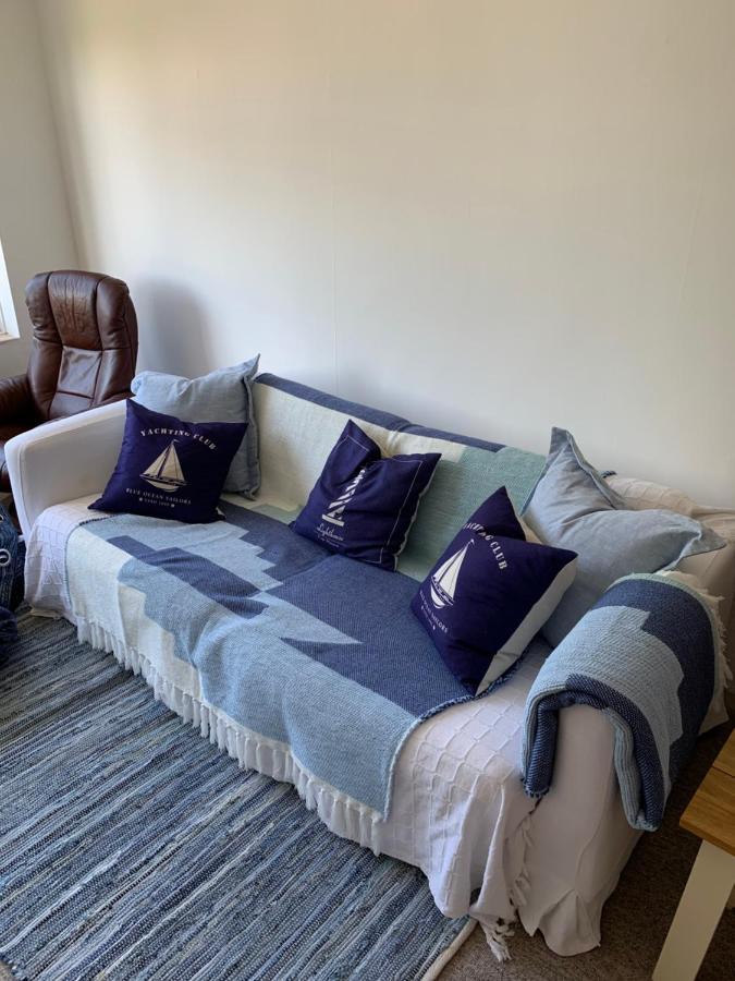 Apartment Riverside Retreat: Cozy 2-bedroom With Sundeck