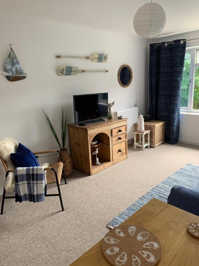 Riverside Retreat: Cozy 2-bedroom With Sundeck Apartment Lyme Regis