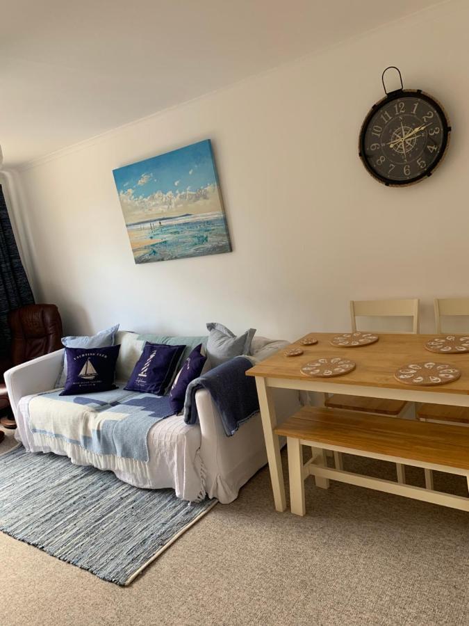 Riverside Retreat: Cozy 2-bedroom With Sundeck Apartment Lyme Regis