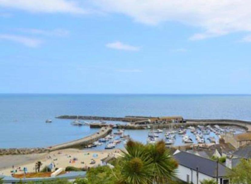 Riverside Retreat: Cozy 2-bedroom With Sundeck Lyme Regis