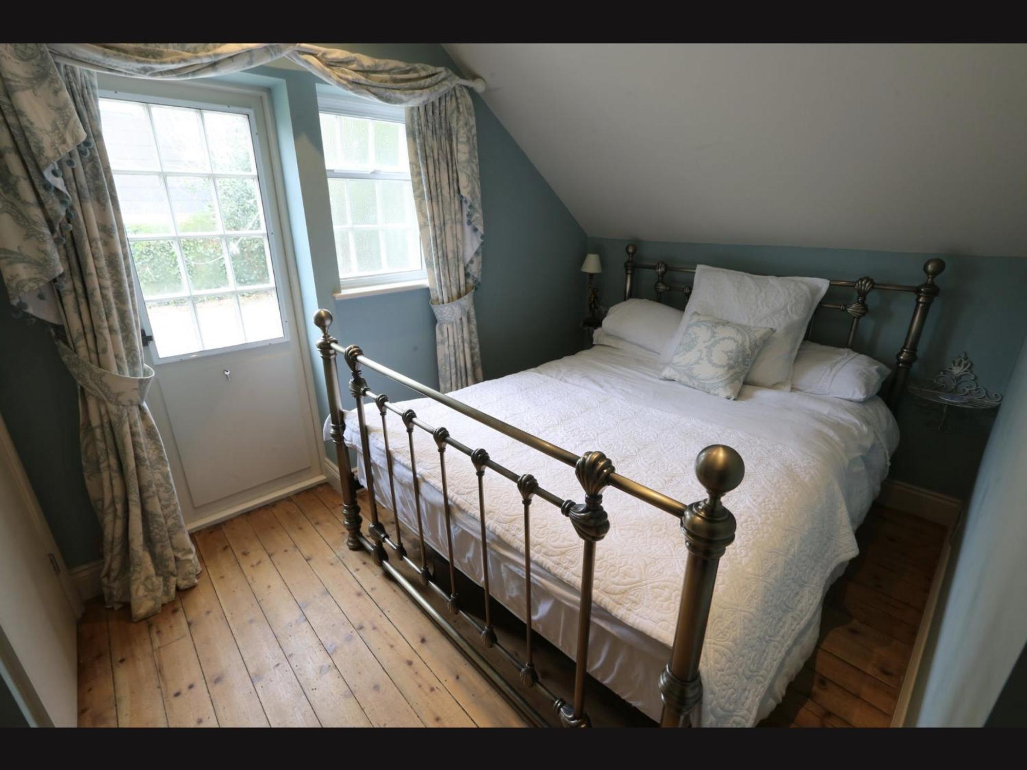 Monmouth House Lyme Regis, Up To 16 Guests, Dog Friendly, Garden, Hot Tub Holiday home *