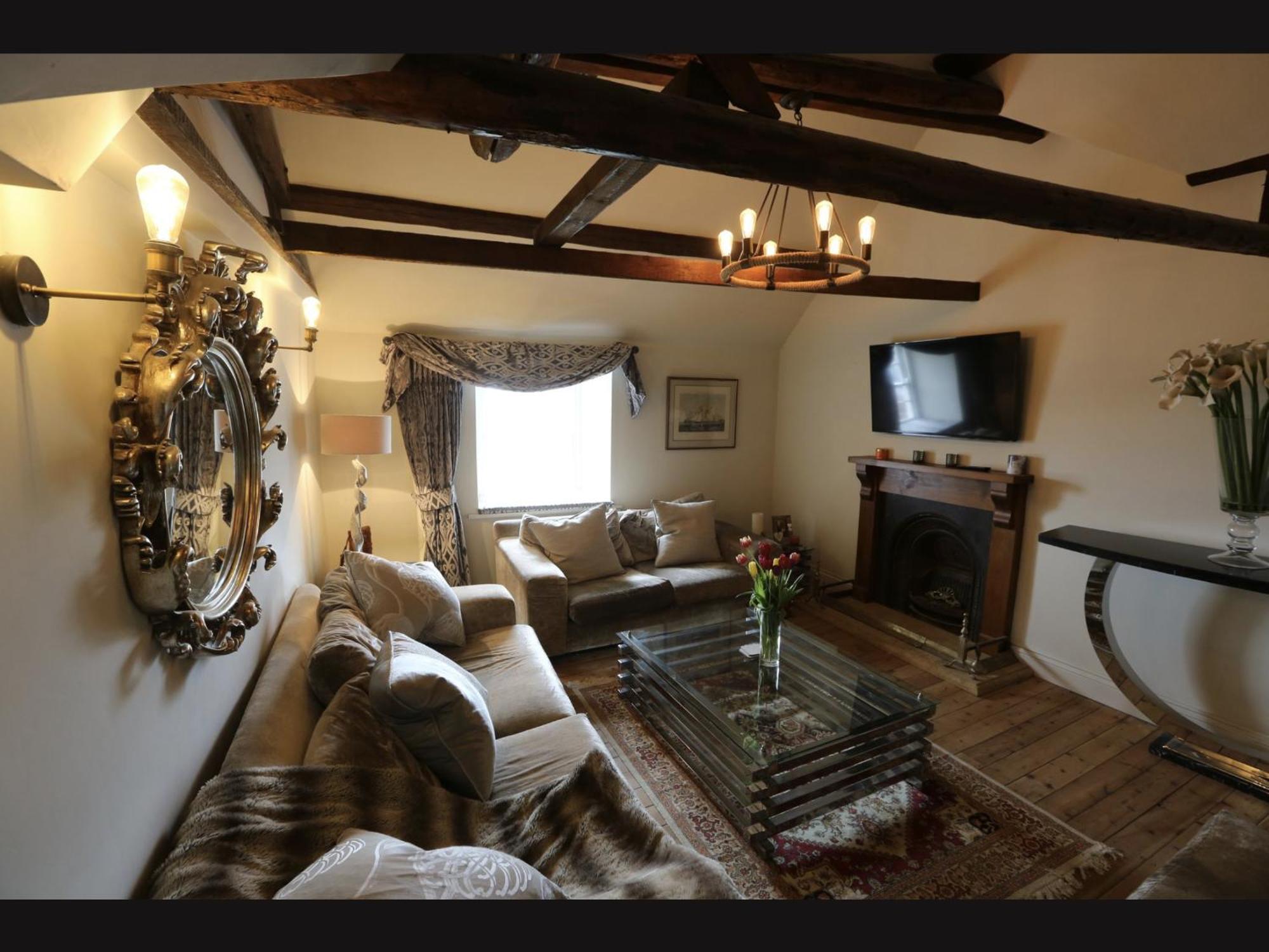 Duke Of Monmouth Penthouse Luxury Apartment, Lyme Regis, 3 Bedroom, Hot Tub, Garden, Dog Friendly *