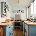 Silver Cottage, Central Lyme Regis, No Car Required, Dogs Welcome