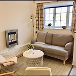 Great Price, Lovely Comfy Flat.2 Mins From The Sea