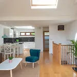 Modern, Well Placed House Walkable To Beach & Town