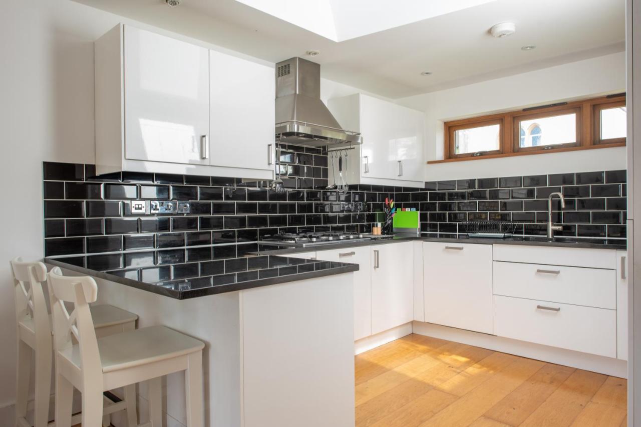 Holiday home Modern, Well Placed House Walkable To & Town *
