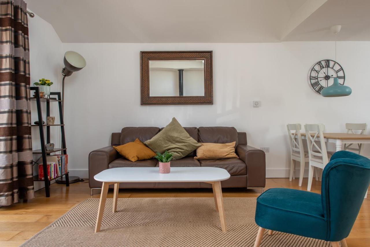Modern, Well Placed House Walkable To & Town Holiday home *