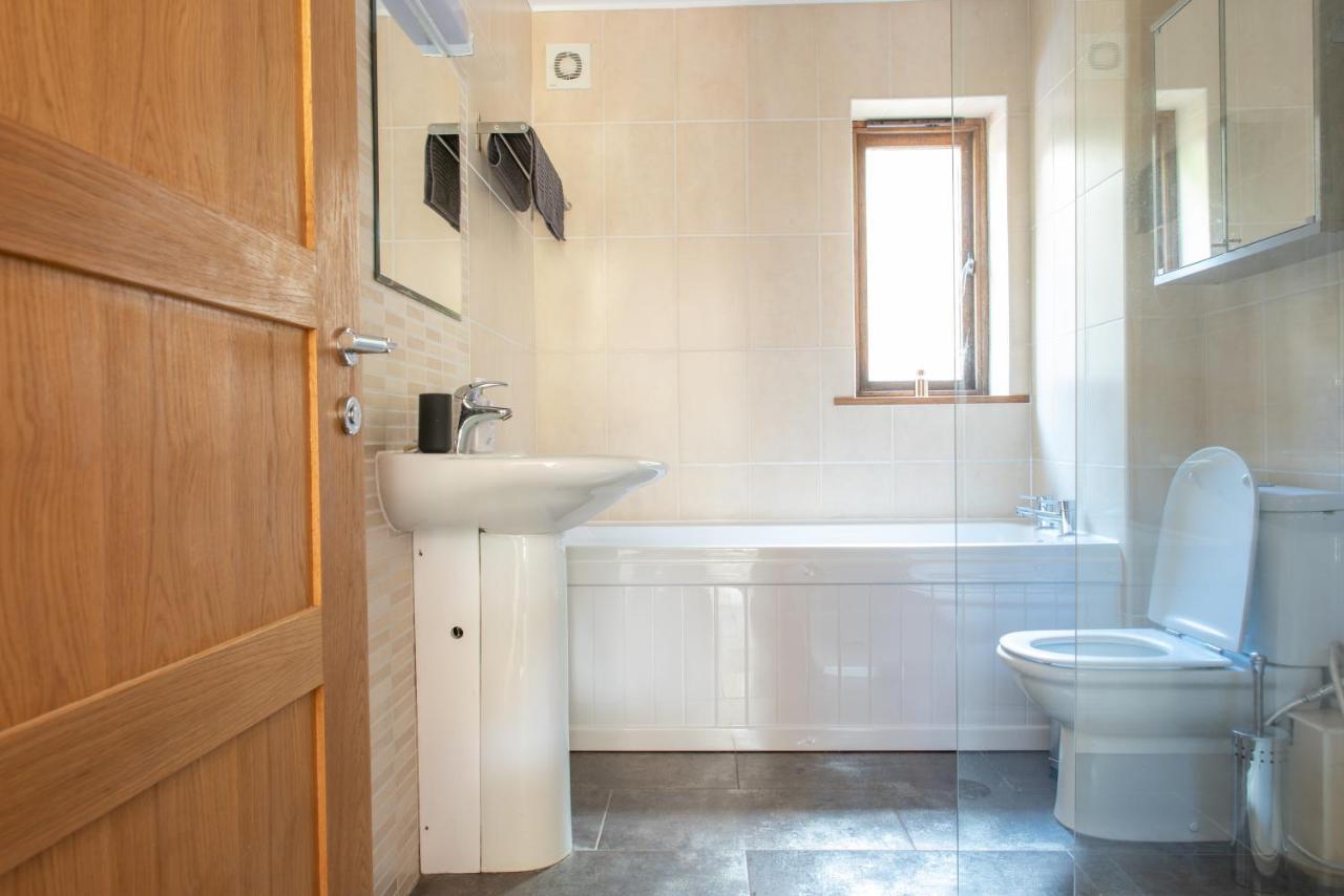Modern, Well Placed House Walkable To & Town Holiday home