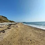 Sea Forever - Beautiful Chalet Which Overlooks The Sea! Amazing Views,Lovely Interior And Set Within The Best Part Of Lyme With Beaches, Restaurants And Harbour All On Your Doorstep! Rated Highly
