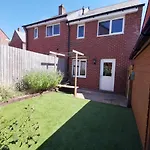 2 Bedroom House With Free Parking