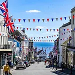 Light And Airy Central Lyme Regis Appartment With Parking