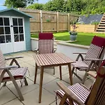 Seabreeze Retreat With Parking And A Large Garden