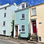 High End Cottage In Amazing Location. Only 1 Minute From The Sea! Beautifully Decorated 3 Level Home. 5* Reviews