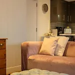 Cute 1 Bed Apartment 2 Mins From The Sea - Sleeps 4, Flat 8 The Gables, Church Street, Lyme Regis