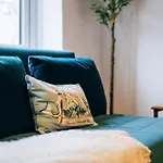 Cute 1 Bed Apartment 2 Mins From The Sea - Sleeps 4, Flat 8 The Gables, Church Street, Lyme Regis