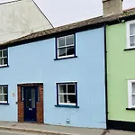 Great Value, Beautifully Decorated Quirky Cottage, In Great Location,Only A Few Minutes Walk From The Sea ,Beaches , Town And Restaurants