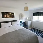 4A Dolphin Close