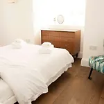 Silver View-Spa Hot Tub-Beautiful Sea Views-Free Parking- Central Lyme Regis