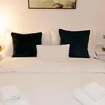 Silver View-Spa Hot Tub-Beautiful Sea Views-Free Parking- Central Lyme Regis