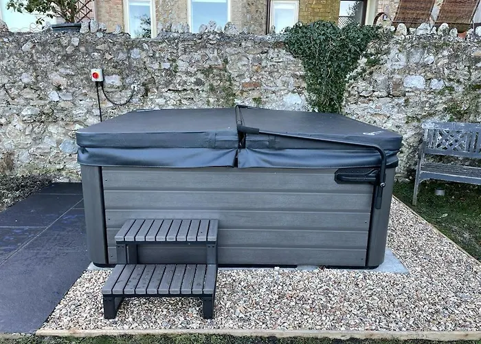 Silver View-Spa Hot Tub-Beautiful Sea Views-Free Parking- Central Lyme Regis
