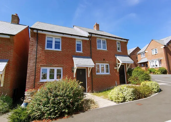 2 Bedroom House With Free Parking