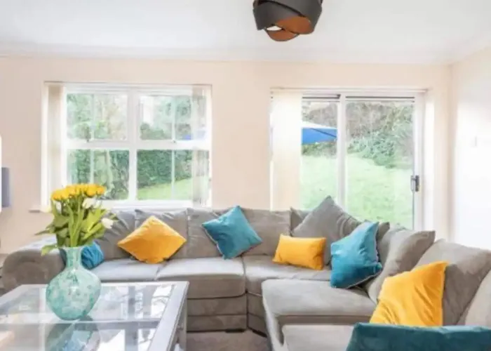 Beautiful Large Modern Home Sleeps 6 , Close To Sea With Games Room