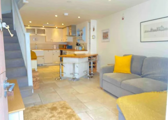 High End Cottage In Amazing Location. Only 1 Minute From The Sea! Beautifully Decorated 3 Level Home. 5* Reviews