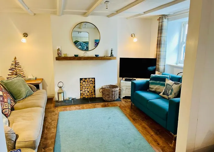 Great Value, Beautifully Decorated Quirky Cottage, Only A 6 Minute Walk From The Sea Beaches And Restaurants Sleeps 6