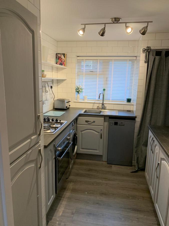Riverside Retreat: Cozy 2-bedroom With Sundeck Lyme Regis