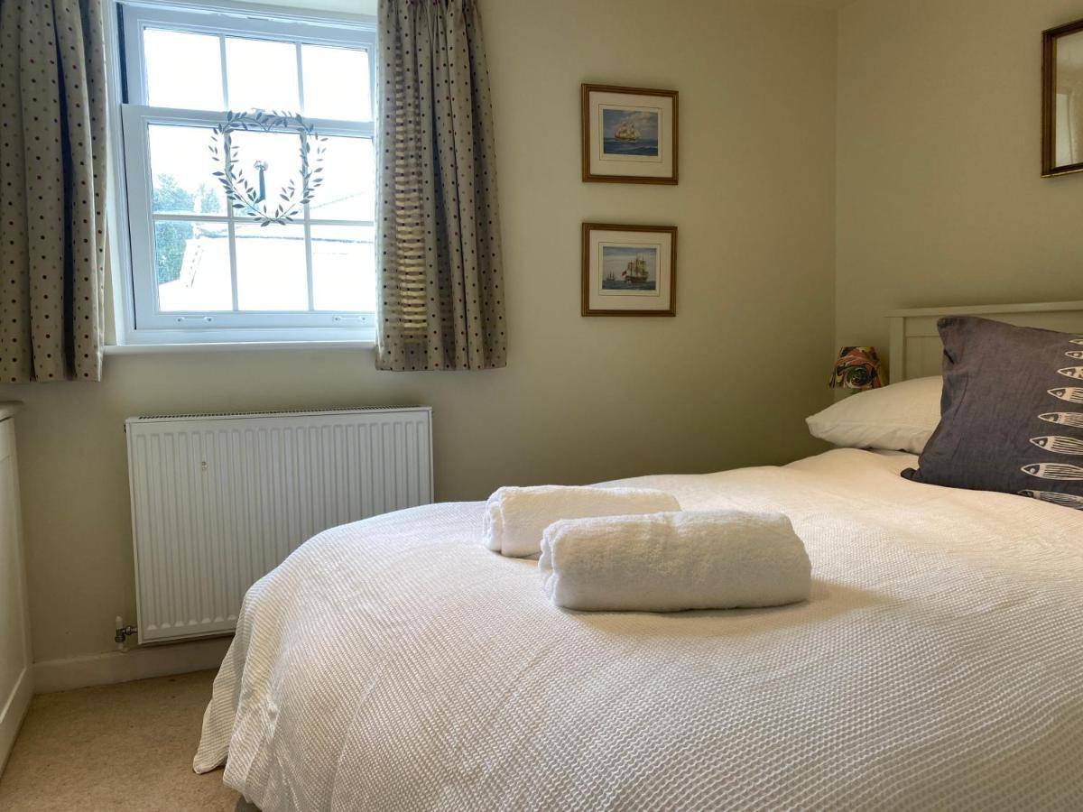 Casa de férias Coastal Mill Cottage: 3-story Retreat With Rooftop Oasis Lyme Regis