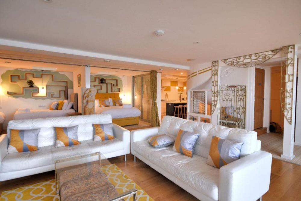 Largigi Offering Two Amazing Panoramic Sea Front *