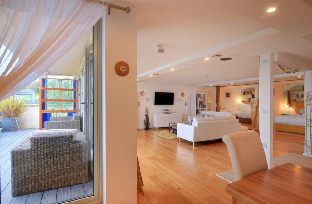 Largigi Offering Two Amazing Panoramic Sea Front