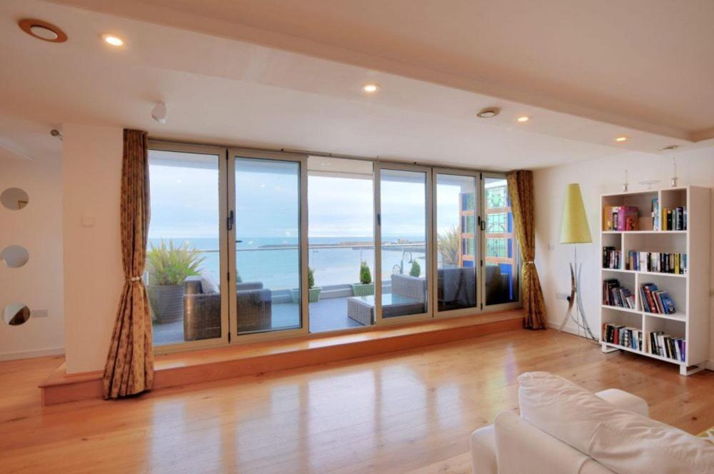 Largigi Offering Two Amazing Panoramic Sea Front