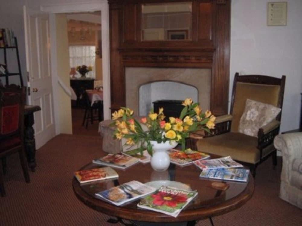 2 Kersbrook Gardens * Lyme Regis