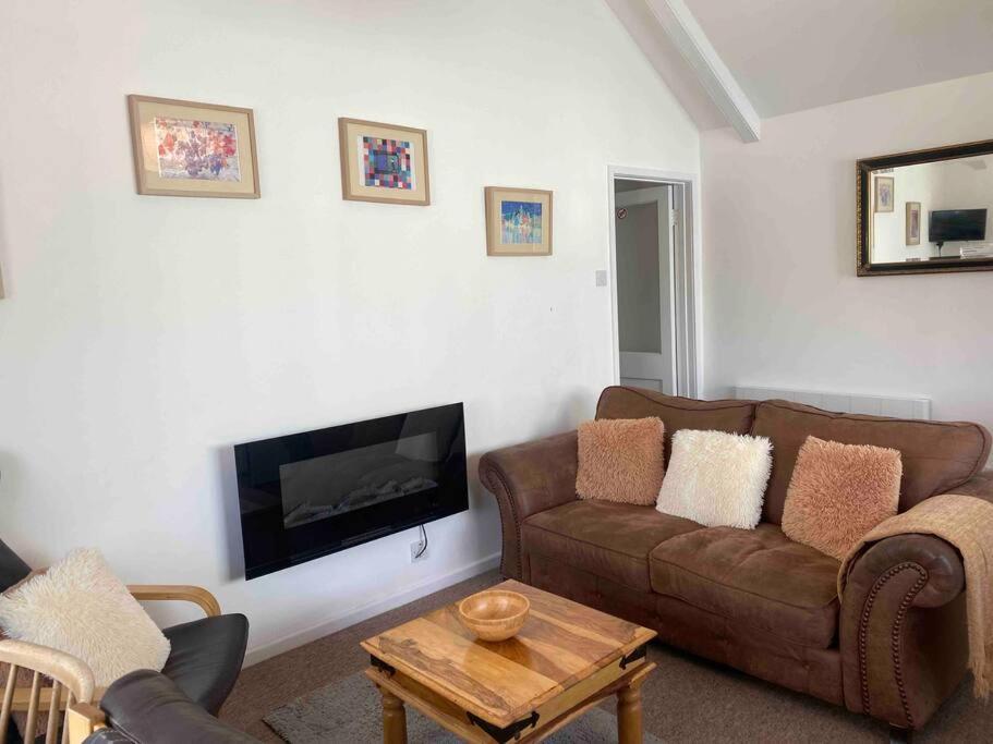 Large Which Is About Location, Location , Location ! Lovely Comfortable 2 Bedroom Flat Which Is Spacious And One Of The Value Of Size So Close To The Sea , Beaches And Restaurants 1 Min To The Sea !