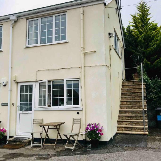 Apartment Large Which Is About Location, Location , Location ! Lovely Comfortable 2 Bedroom Flat Which Is Spacious And One Of The Value Of Size So Close To The Sea , Beaches And Restaurants 1 Min To The Sea ! Lyme Regis