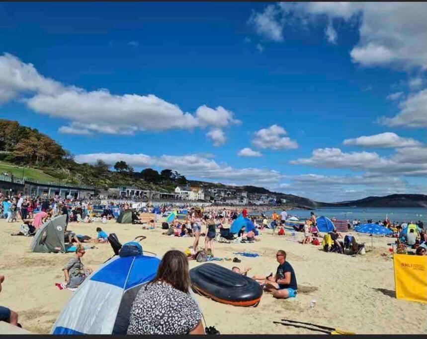 Apartment Large Which Is About Location, Location , Location ! Lovely Comfortable 2 Bedroom Flat Which Is Spacious And One Of The Value Of Size So Close To The Sea , Beaches And Restaurants 1 Min To The Sea ! Lyme Regis