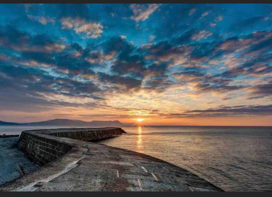 Large Which Is About Location, Location , Location ! Lovely Comfortable 2 Bedroom Flat Which Is Spacious And One Of The Value Of Size So Close To The Sea , Beaches And Restaurants 1 Min To The Sea ! Lyme Regis