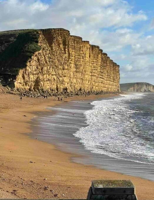 Large Which Is About Location, Location , Location ! Lovely Comfortable 2 Bedroom Flat Which Is Spacious And One Of The Value Of Size So Close To The Sea , Beaches And Restaurants 1 Min To The Sea ! Apartment *