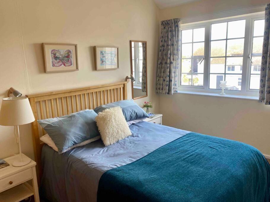 Large Which Is About Location, Location , Location ! Lovely Comfortable 2 Bedroom Flat Which Is Spacious And One Of The Value Of Size So Close To The Sea , Beaches And Restaurants 1 Min To The Sea ! * Lyme Regis