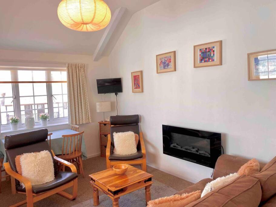 Apartment Large Which Is About Location, Location , Location ! Lovely Comfortable 2 Bedroom Flat Which Is Spacious And One Of The Value Of Size So Close To The Sea , Beaches And Restaurants 1 Min To The Sea ! Lyme Regis